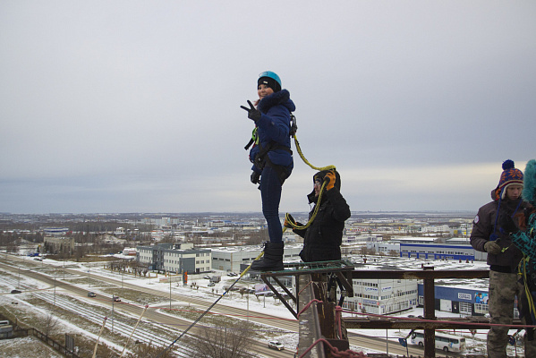 Роупджампинг - прыжки с верёвкой в Набережных Челнах. Подарочные сертификаты Ultra Подарки. Роупджампинг в Набережных Челнах - Экстремальный оригинальный подарок или подарочный сертификат на Роупджампинг - прыжки с верёвкой. Сервис UltraPodarki.ru 8-800-505-95-30. роупджампинг Набережные Челны, прыжок веревка Набережные Челны, роупджампинг, прыжок веревка, прыжок с веревкой, Подарок, подарочный сертификат, экстрим, экстремальный подарок