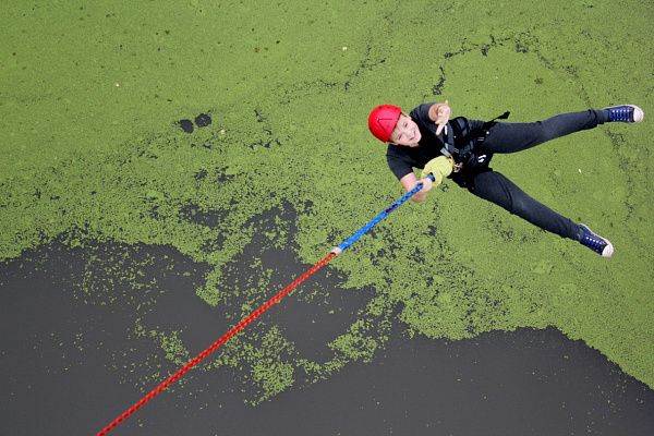 Роупджампинг - прыжки с верёвкой в Набережных Челнах. Подарочные сертификаты Ultra Подарки. Роупджампинг в Набережных Челнах - Экстремальный оригинальный подарок или подарочный сертификат на Роупджампинг - прыжки с верёвкой. Сервис UltraPodarki.ru 8-800-505-95-30. роупджампинг Набережные Челны, прыжок веревка Набережные Челны, роупджампинг, прыжок веревка, прыжок с веревкой, Подарок, подарочный сертификат, экстрим, экстремальный подарок