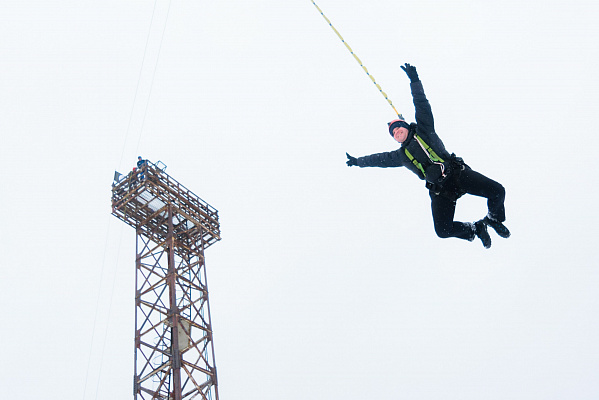 Роупджампинг - прыжки с верёвкой в Набережных Челнах. Подарочные сертификаты Ultra Подарки. Роупджампинг в Набережных Челнах - Экстремальный оригинальный подарок или подарочный сертификат на Роупджампинг - прыжки с верёвкой. Сервис UltraPodarki.ru 8-800-505-95-30. роупджампинг Набережные Челны, прыжок веревка Набережные Челны, роупджампинг, прыжок веревка, прыжок с веревкой, Подарок, подарочный сертификат, экстрим, экстремальный подарок