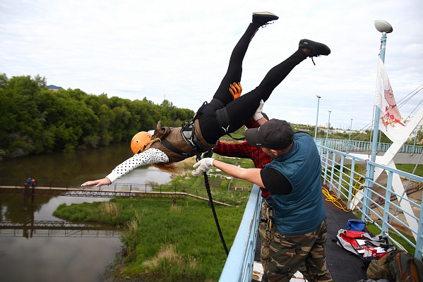 Роупджампинг - прыжки с верёвкой в Набережных Челнах. Подарочные сертификаты Ultra Подарки. Роупджампинг в Набережных Челнах - Экстремальный оригинальный подарок или подарочный сертификат на Роупджампинг - прыжки с верёвкой. Сервис UltraPodarki.ru 8-800-505-95-30. роупджампинг Набережные Челны, прыжок веревка Набережные Челны, роупджампинг, прыжок веревка, прыжок с веревкой, Подарок, подарочный сертификат, экстрим, экстремальный подарок