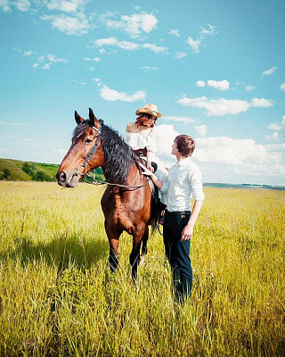 Конная прогулка для двоих в Набережных Челнах. Подарочные сертификаты Ultra Подарки. Купить оригинальный подарок или подарочный сертификат на Конная прогулка для двоих в Набережных Челнах. Сервис UltraPodarki.ru 8-800-505-9530. Катание на лошадях, Прогулка на лошади, Прогулка на лошадях для двоих, Конная прогулка для двоих, конный клуб, Конный клуб ВерхомТАТ, конная прогулка, конная прогулка в Набережных Челнах