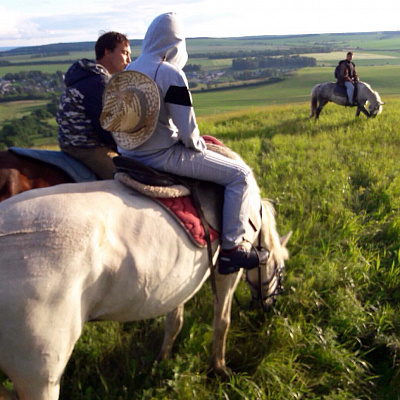 Конная прогулка в Набережных Челнах. Подарочные сертификаты Ultra Подарки. Купить оригинальный подарок или подарочный сертификат на Конная прогулка в Набережных Челнах. Сервис UltraPodarki.ru 8-800-505-9530. Катание на лошадях, Прогулка на лошади, Прогулка на лошадях для двоих, Конная прогулка, конный клуб, Конный клуб ВерхомТАТ, конная прогулка, конная прогулка в Набережных Челнах