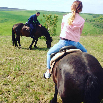 Конная прогулка для двоих в Набережных Челнах. Подарочные сертификаты Ultra Подарки. Купить оригинальный подарок или подарочный сертификат на Конная прогулка для двоих в Набережных Челнах. Сервис UltraPodarki.ru 8-800-505-9530. Катание на лошадях, Прогулка на лошади, Прогулка на лошадях для двоих, Конная прогулка для двоих, конный клуб, Конный клуб ВерхомТАТ, конная прогулка, конная прогулка в Набережных Челнах