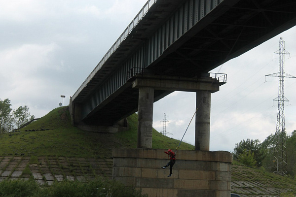 Роупджампинг - прыжки с верёвкой в Набережных Челнах. Подарочные сертификаты Ultra Подарки. Роупджампинг в Набережных Челнах - Экстремальный оригинальный подарок или подарочный сертификат на Роупджампинг - прыжки с верёвкой. Сервис UltraPodarki.ru 8-800-505-95-30. роупджампинг Набережные Челны, прыжок веревка Набережные Челны, роупджампинг, прыжок веревка, прыжок с веревкой, Подарок, подарочный сертификат, экстрим, экстремальный подарок