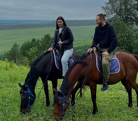 Конная прогулка для двоих в Набережных Челнах. Подарочные сертификаты Ultra Подарки. Купить оригинальный подарок или подарочный сертификат на Конная прогулка для двоих в Набережных Челнах. Сервис UltraPodarki.ru 8-800-505-9530. Катание на лошадях, Прогулка на лошади, Прогулка на лошадях для двоих, Конная прогулка для двоих, конный клуб, Конный клуб ВерхомТАТ, конная прогулка, конная прогулка в Набережных Челнах