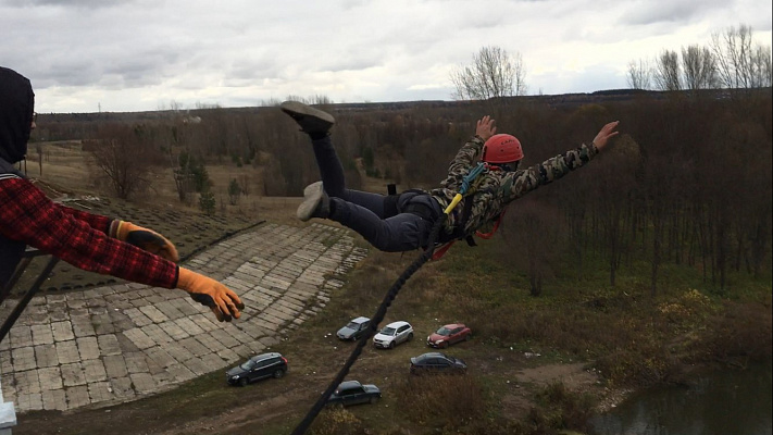 Роупджампинг - прыжки с верёвкой в Набережных Челнах. Подарочные сертификаты Ultra Подарки. Роупджампинг в Набережных Челнах - Экстремальный оригинальный подарок или подарочный сертификат на Роупджампинг - прыжки с верёвкой. Сервис UltraPodarki.ru 8-800-505-95-30. роупджампинг Набережные Челны, прыжок веревка Набережные Челны, роупджампинг, прыжок веревка, прыжок с веревкой, Подарок, подарочный сертификат, экстрим, экстремальный подарок