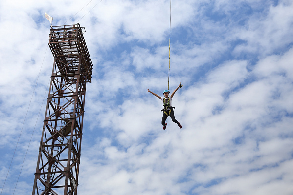 Роупджампинг - прыжки с верёвкой в Набережных Челнах. Подарочные сертификаты Ultra Подарки. Роупджампинг в Набережных Челнах - Экстремальный оригинальный подарок или подарочный сертификат на Роупджампинг - прыжки с верёвкой. Сервис UltraPodarki.ru 8-800-505-95-30. роупджампинг Набережные Челны, прыжок веревка Набережные Челны, роупджампинг, прыжок веревка, прыжок с веревкой, Подарок, подарочный сертификат, экстрим, экстремальный подарок