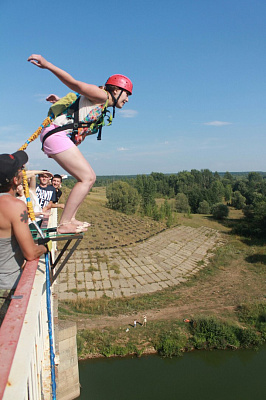 Роупджампинг - прыжки с верёвкой в Набережных Челнах. Подарочные сертификаты Ultra Подарки. Роупджампинг в Набережных Челнах - Экстремальный оригинальный подарок или подарочный сертификат на Роупджампинг - прыжки с верёвкой. Сервис UltraPodarki.ru 8-800-505-95-30. роупджампинг Набережные Челны, прыжок веревка Набережные Челны, роупджампинг, прыжок веревка, прыжок с веревкой, Подарок, подарочный сертификат, экстрим, экстремальный подарок